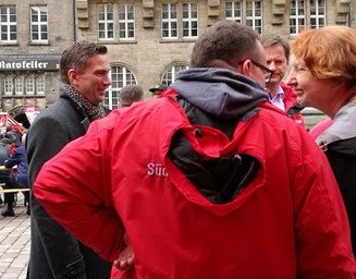 Der Minister am Infostand der Gebäudereiniger Der Minister am Infostand der Gebäudereiniger