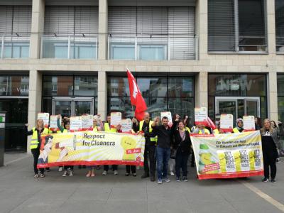 Reinigungskräfte vor dem Viersener Stadthaus 