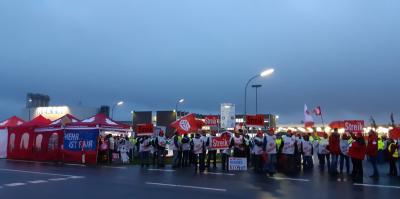 Streikende am Werkstor