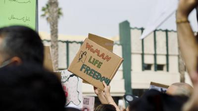 "Frau. Leben. Freiheit." "Frau. Leben. Freiheit."