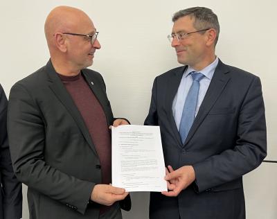 IG BAU und das Land Brandenburg stimmen dem Verhandlungspaket zur Restrukturierung und Attraktivität des Landesbetriebs Forst Brandenburg zu IG BAU und das Land Brandenburg stimmen dem Verhandlungspaket zur Restrukturierung und Attraktivität des Landesbetriebs Forst Brandenburg zu