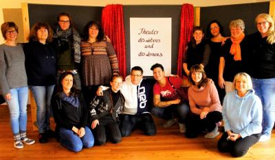 Stolze Frauen: Die neuen Teamerinnen nach bestandener Qualifizierung "Leitung von Gruppenprozessen – Prozessmanagement". Stolze Frauen: Die neuen Teamerinnen nach bestandener Qualifizierung "Leitung von Gruppenprozessen – Prozessmanagement".