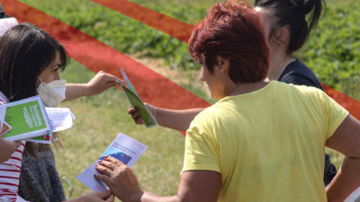 Erntehelferinnen bekommen Flyer