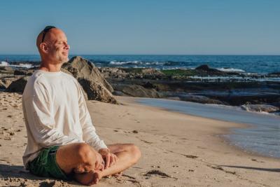 Mann entspannt am Strand.