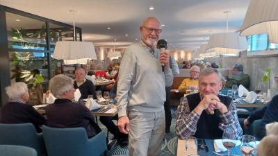 Robert Schneider mit Senioren auf dem Schiff. Robert Schneider mit Senioren auf dem Schiff.