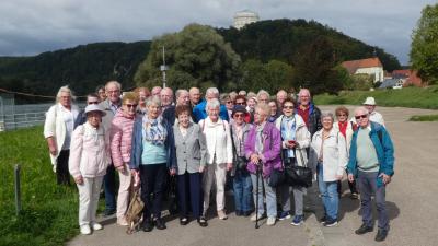 Die Münchner Seniorinnen und Senioren vor der Befreiungshalle bei Kelheim. Die Münchner Seniorinnen und Senioren vor der Befreiungshalle bei Kelheim.