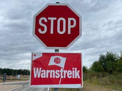 Stop-Schild mit Warnstreik-Schild Stop-Schild mit Warnstreik-Schild