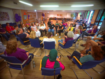 Sitzkreis der Teilnehmerinnen der Drei-Länder-Konferenz. Sitzkreis der Teilnehmerinnen der Drei-Länder-Konferenz.