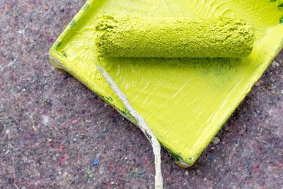 Malerrolle mit gelber Farbe Malerrolle mit gelber Farbe