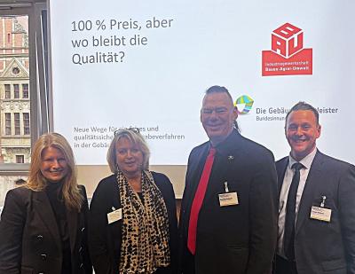 Workshop in Berlin: mit Renate Wapenhensch (IG BAU), Zweite von links. Workshop in Berlin: mit Renate Wapenhensch (IG BAU), Zweite von links.