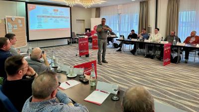 IG BAU-Bundesvorstandsmitglied Carsten Burckhardt mit Aktiven IG BAU-Bundesvorstandsmitglied Carsten Burckhardt mit Aktiven