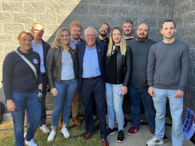 Gruppenfoto der Teilnehmer*innen der Delegation mit dem früheren Präsidentschaftskandidaten Bernie Sanders. Gruppenfoto der Teilnehmer*innen der Delegation mit dem früheren Präsidentschaftskandidaten Bernie Sanders.