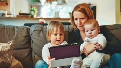 Mutter mit zwei Kindern und Tablet. Mutter mit zwei Kindern und Tablet.