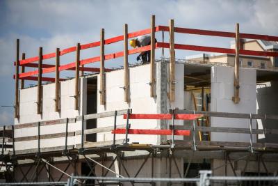 Ein Bauarbeiter auf einer Baustelle Ein Bauarbeiter auf einer Baustelle