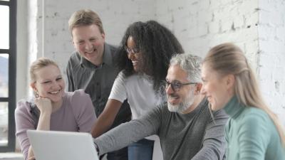 Angestellte vor einem Rechner. Angestellte vor einem Rechner.