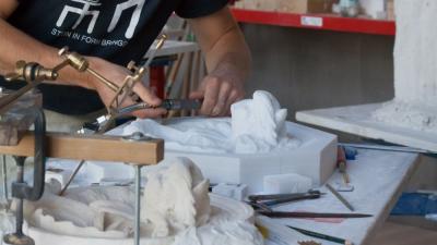 Steinmetz bei der Arbeit.