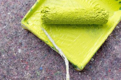 Malerrolle mit gelber Farbe Malerrolle mit gelber Farbe