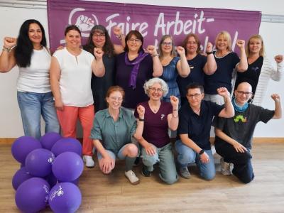 Die hauptamtlichen Vertreterinnen mit dem neu gewählten Bundesfrauenvorstand sowie der Vertreterin der Jungen BAU Die hauptamtlichen Vertreterinnen mit dem neu gewählten Bundesfrauenvorstand sowie der Vertreterin der Jungen BAU