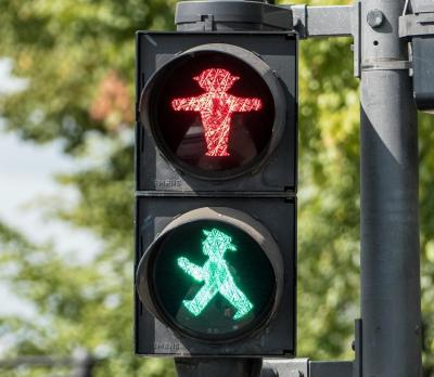 Fußgängerampel zeigt Rot und Grün Fußgängerampel zeigt Rot und Grün