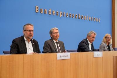 Carsten Burckhardt (IG BAU), Christian Strunk (MIRO), Peter Hübner (Hauptverband der Deutschen Bauindustrie) Carsten Burckhardt (IG BAU), Christian Strunk (MIRO), Peter Hübner (Hauptverband der Deutschen Bauindustrie)