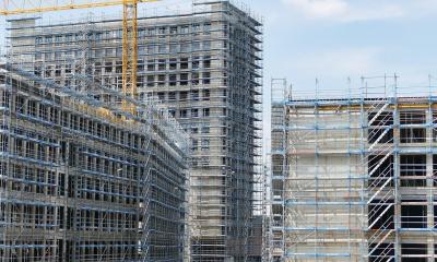 Baustelle mit Gerüsten Baustelle mit Gerüsten