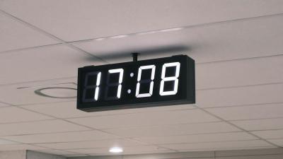 Uhr an Bürodecke Uhr an Bürodecke