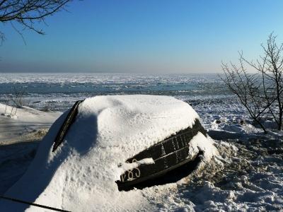 Ein verschneites Ruderboot an der Küste von Rügen. Ein verschneites Ruderboot an der Küste von Rügen.