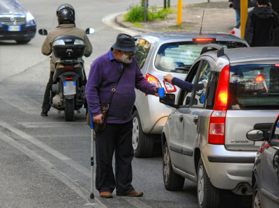 Ein alter Mann bettelt auf der Straße