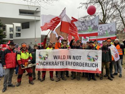 Gruppenfoto mit Forstbeschäftigten.