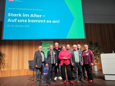 IG BAU-Mitglieder aus der Region Berlin-Brandenburg, Anja Piel, Mitglied im Geschäftsführenden DGB-Bundesvorstand (Mitte), Peter Behrendt, Vorsitzender des IG BAU Bundesseniorenvorstandes (Zweiter von rechts) IG BAU-Mitglieder aus der Region Berlin-Brandenburg, Anja Piel, Mitglied im Geschäftsführenden DGB-Bundesvorstand (Mitte), Peter Behrendt, Vorsitzender des IG BAU Bundesseniorenvorstandes (Zweiter von rechts)