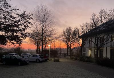Sonnenaufgang über dem Bildungszentrum