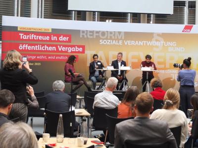 Podiumsdiskussion während der Vergabetagung
