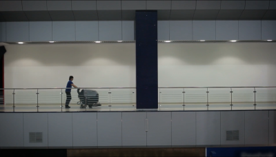 Eine Reinigungskraft spätabends bei der Gebäudereinigung