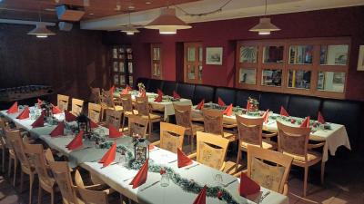 Festlich eingedeckte Tische