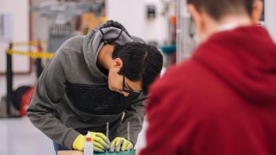Junger Mann arbeitet in Werkstatt