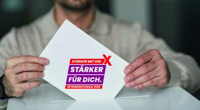 Mann mit Wahlzettel und Urne. Auf dem Wahlzettel ist das Logo des DGB zur Betriebsrazswahl 2026.