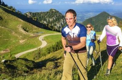 Drei Menschen beim Walking im Chiemgau