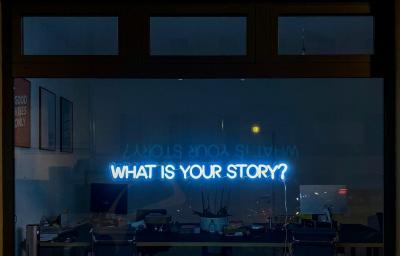 Neon-Leuchtschrift in einem dunklen Schaufenster Neon-Leuchtschrift in einem dunklen Schaufenster