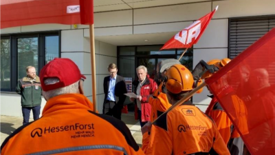 Protest mit Kolleg*innen von HessenForst