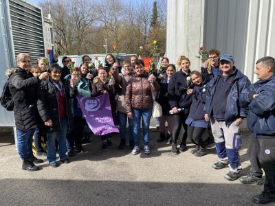 Gruppenfoto mit Beschäftigten aus der Gebäudereinigung