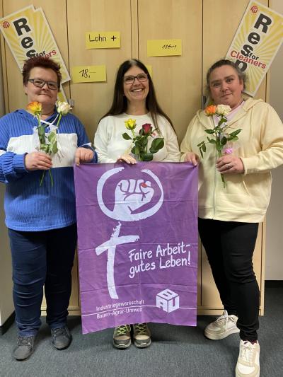 Kolleg*innen mit Symbol der IG BAU Frauen