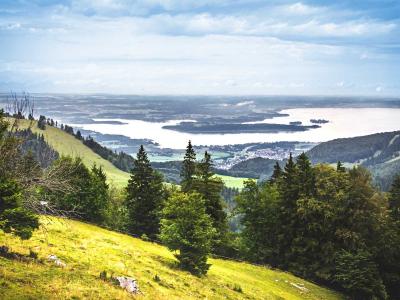 Blick vom Berg auf den Chiemsee
