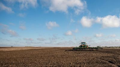 Ein Traktor auf einem Feld