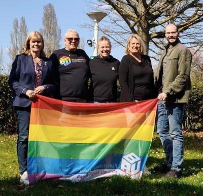 Der gewählte Vorstand der IG BAU Queer mit HA Ulrike Laux und Renate Wapenhensch