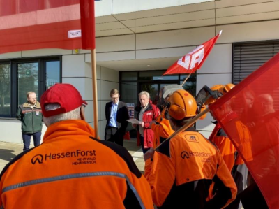Protest mit Kolleg*innen von HessenForst