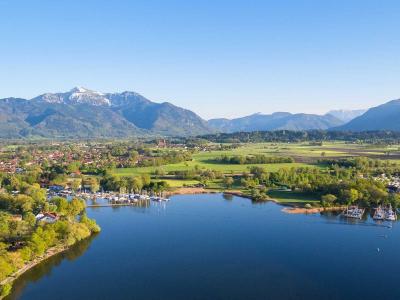 Blick auf den Chiemsee mit Bergen am Horizont
