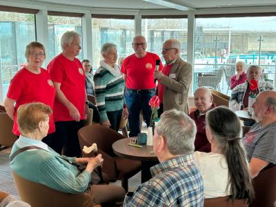 Senior*innen die IG BAU bei einer Diskussionsrunde