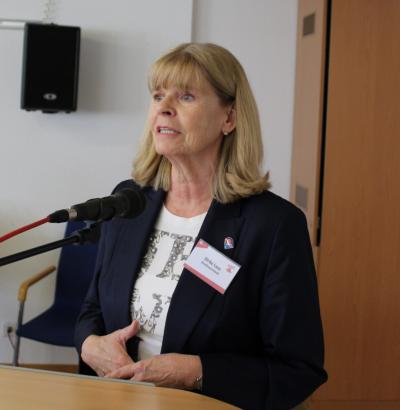 Ulrike Laux hält einen Redebeitrag