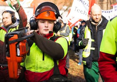 Demonstration von jungen Beschäftigten der Forstwirtschaft