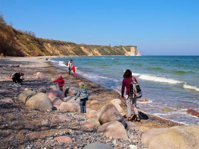 Familie spaziert am Strand vor dem Rügener Hochufer